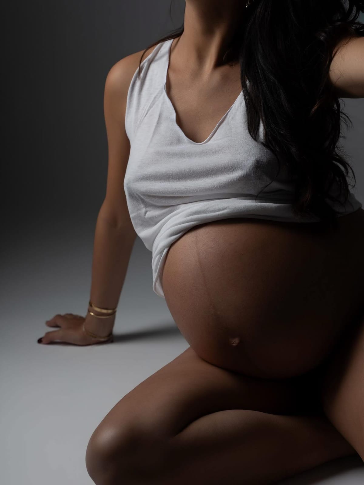 Future maman lors d une séance photo de grossesse en studio en Moselle par VDL Photographe